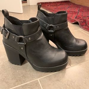 Buckle lug boots